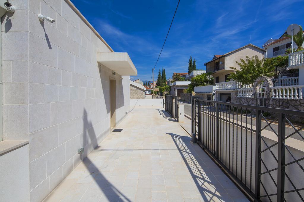Villa Krasici ติวัต ภายนอก รูปภาพ