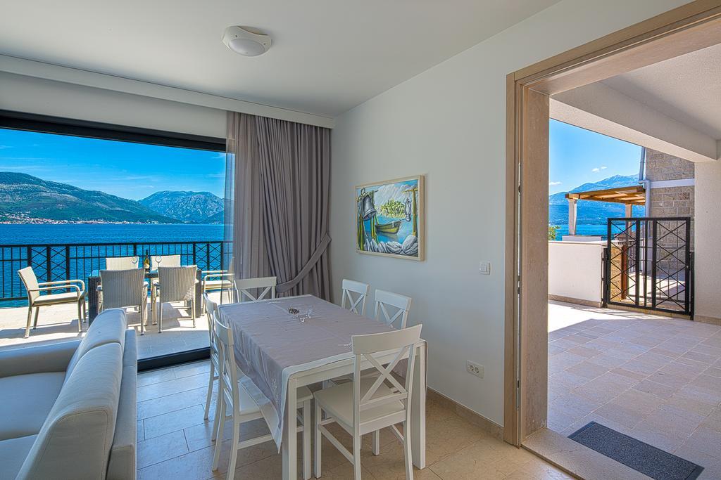 Villa Krasici ติวัต ภายนอก รูปภาพ